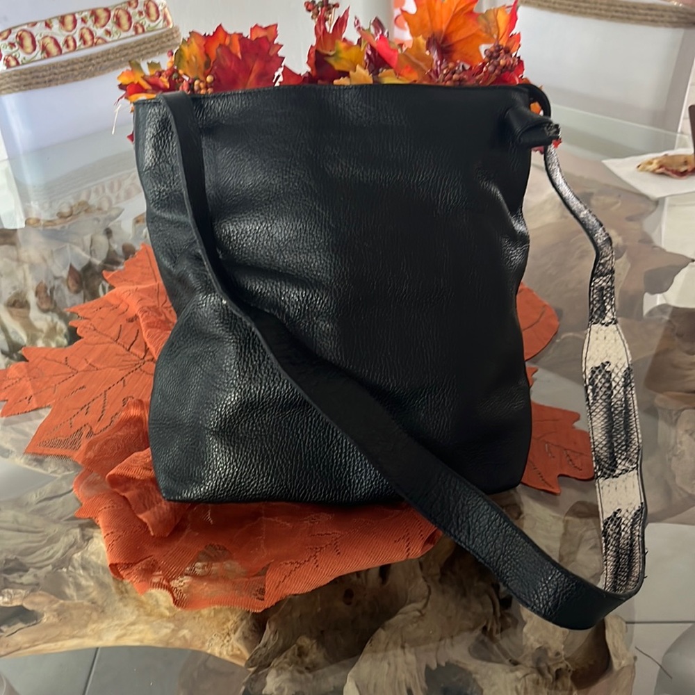 Dimoni black leather crossbody messenger bag